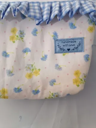 Neceser azul y blanco con flores