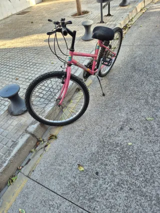 Bicicleta rosa infantil