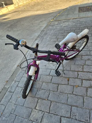 Bicicleta rosa infantil