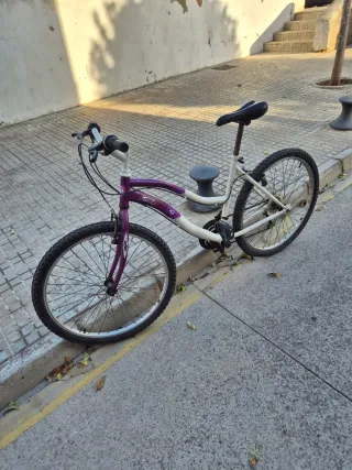 Bicicleta rosa infantil