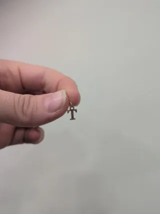 Mini colgante letra T Oro