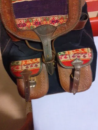 Mochila ante y cuero bordada