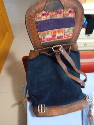 Mochila ante y cuero bordada