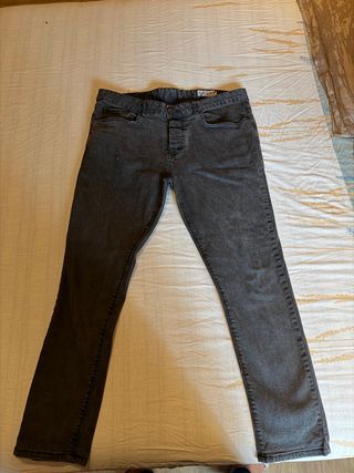 Pantalón vaquero gris
