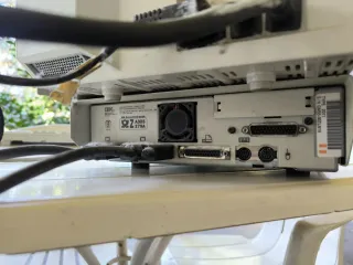 Ordenador IBM PS/1 con teclado