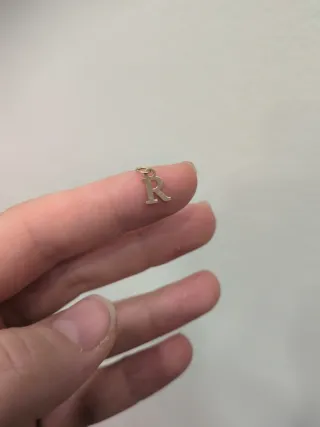 Mini colgante letra R oro