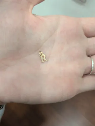 Mini colgante letra R oro