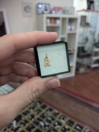 Mini colgante letra R oro