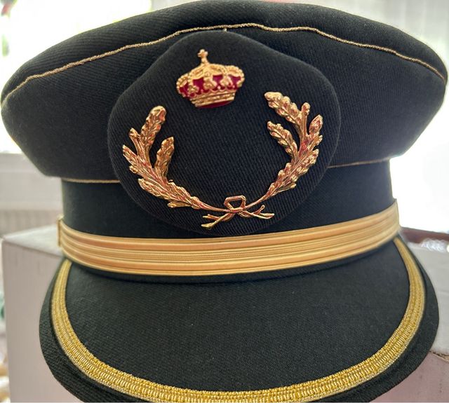 Gorra estilo militar verde con detalles dorados.