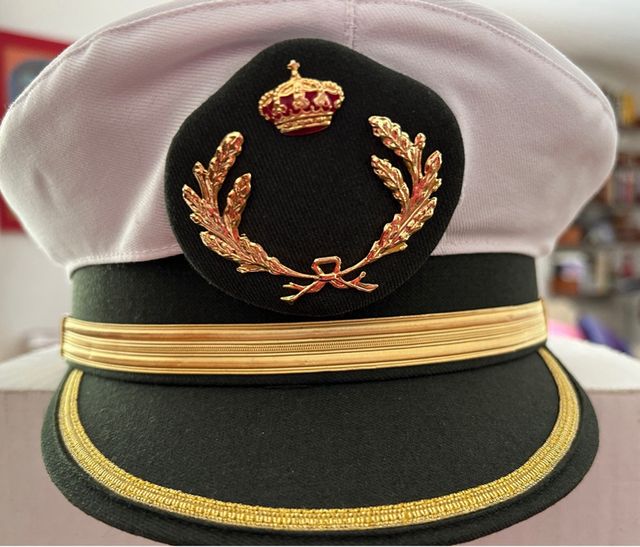 Gorra estilo militar verde con detalles dorados.