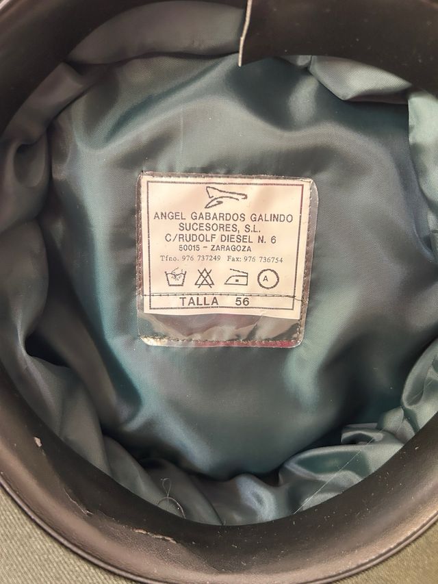 Gorra estilo militar verde con detalles dorados.