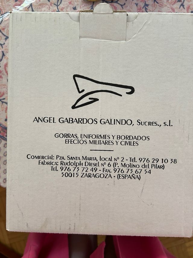 Gorra estilo militar verde con detalles dorados.