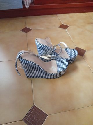 Sandalias de cuña a cuadros