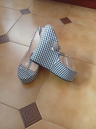 Sandalias de cuña a cuadros