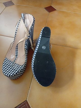 Sandalias de cuña a cuadros