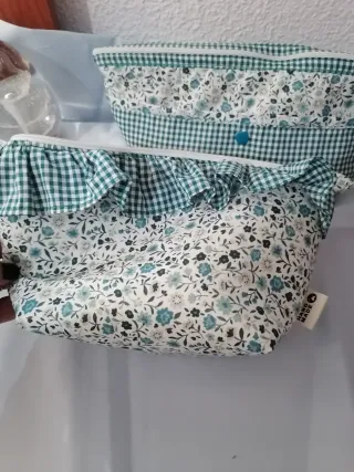 Neceser estampado floral y cuadros