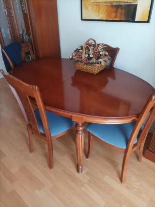 Mesa de comedor y 5 sillas de madera