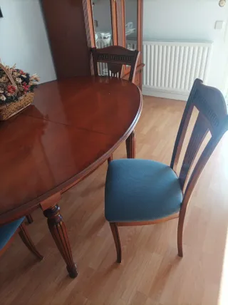 Mesa de comedor y 5 sillas de madera