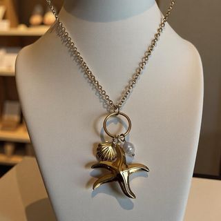 Collar con colgante de estrella de mar y perla