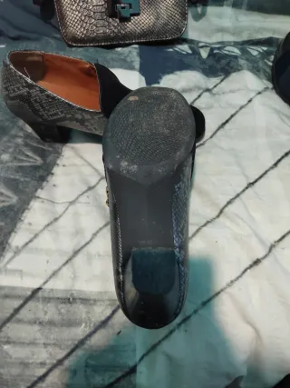 Zapatos de tacón con bolso a juego