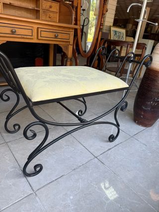 Scalzo in ferro battuto con seduta imbottita