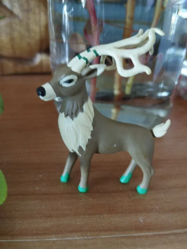 Pokemon Sawsbuck Estación Primera Figura