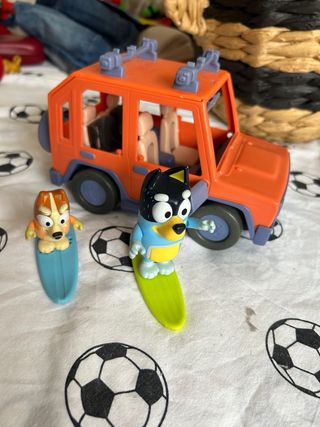 Coche Bluey con 2 figuras
