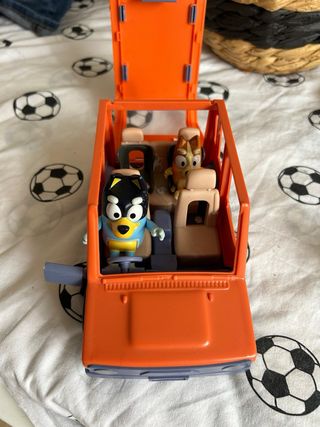 Coche Bluey con 2 figuras
