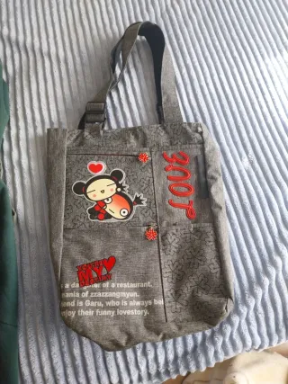 Bolso Pucca gris con detalles rojos
