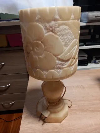Lámpara de mesa de alabastro tallado