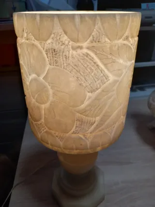 Lámpara de mesa de alabastro tallado