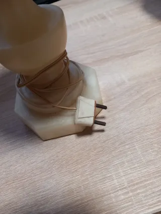 Lámpara de mesa de alabastro tallado