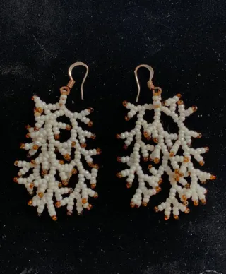 Pendientes blancos largos