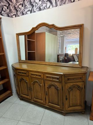 Aparador de madera con espejo