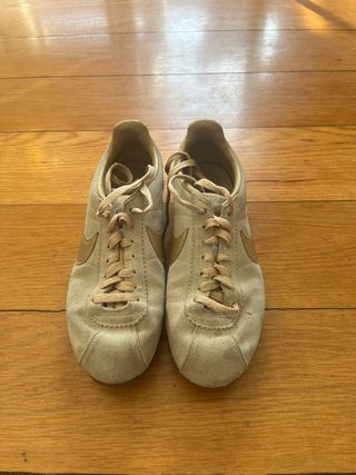 Zapatillas Nike Beige y Dorado