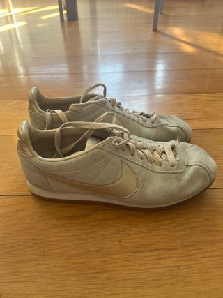 Zapatillas Nike Beige y Dorado
