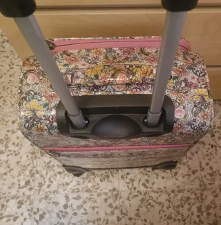 Maleta de viaje con estampado floral