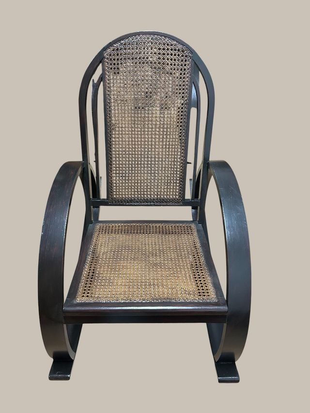 Mecedora de madera y ratán