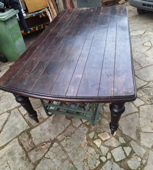 Mesa antigua de madera oscura