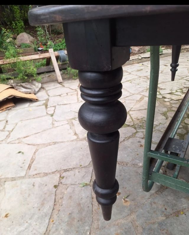 Mesa antigua de madera oscura