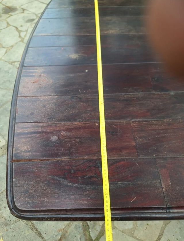 Mesa antigua de madera oscura