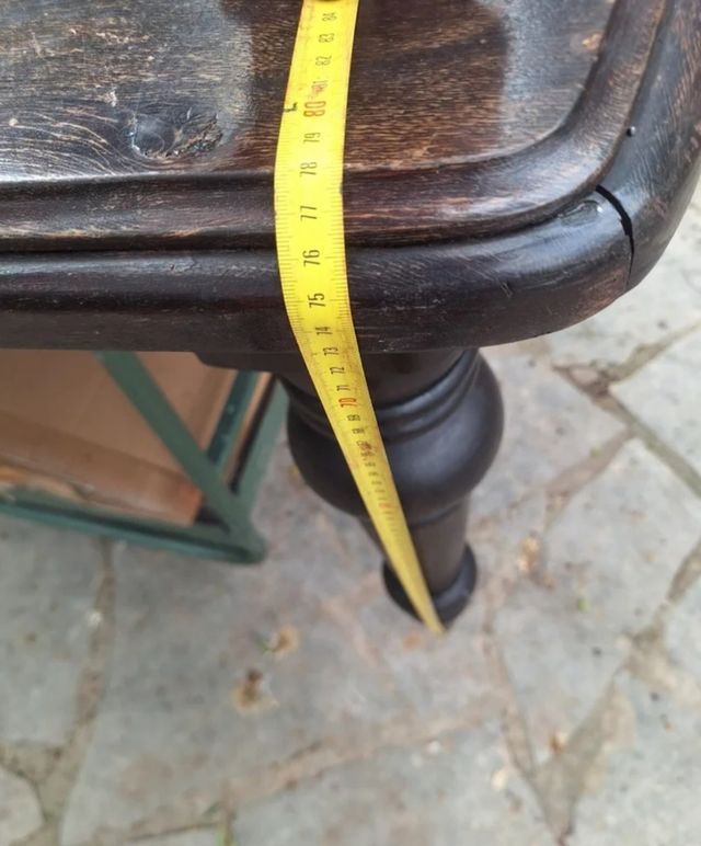 Mesa antigua de madera oscura