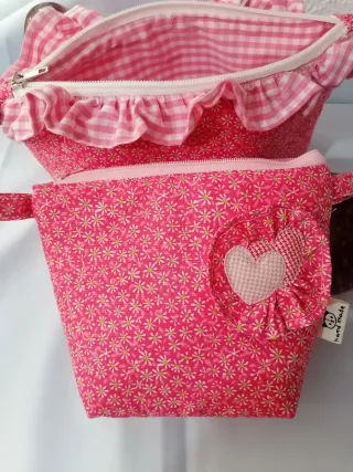 Neceser rosa con flores y volantes