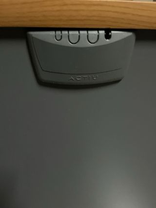 Mesa de oficina Actiu con faldón y recoge cables