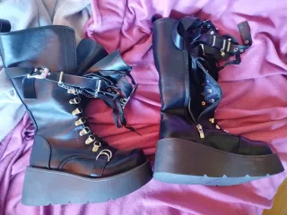 Botas plataforma con hebillas y cadena.