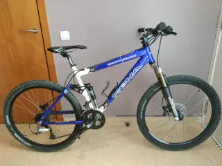 Bicicleta de montaña kona M mejorada f.hidraulicos