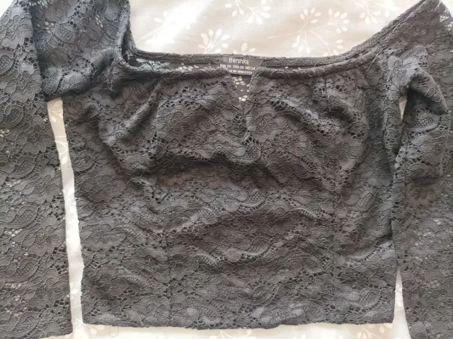 Top Bershka encaje negro talla XS