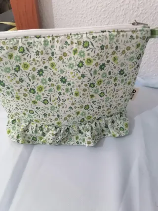 Neceser floral con volantes