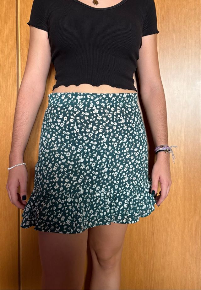 Falda verde con estampado floral blanco