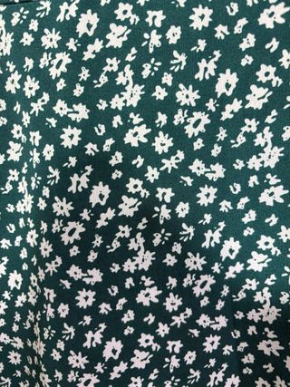 Falda verde con estampado floral blanco